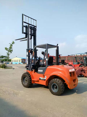 एक स्थान से दूसरे स्थान तक माल की आवाजाही को सुविधाजनक बनाने के लिए विश्वसनीय ऑल-टेर्रेन फोर्कलिफ्ट ट्रक